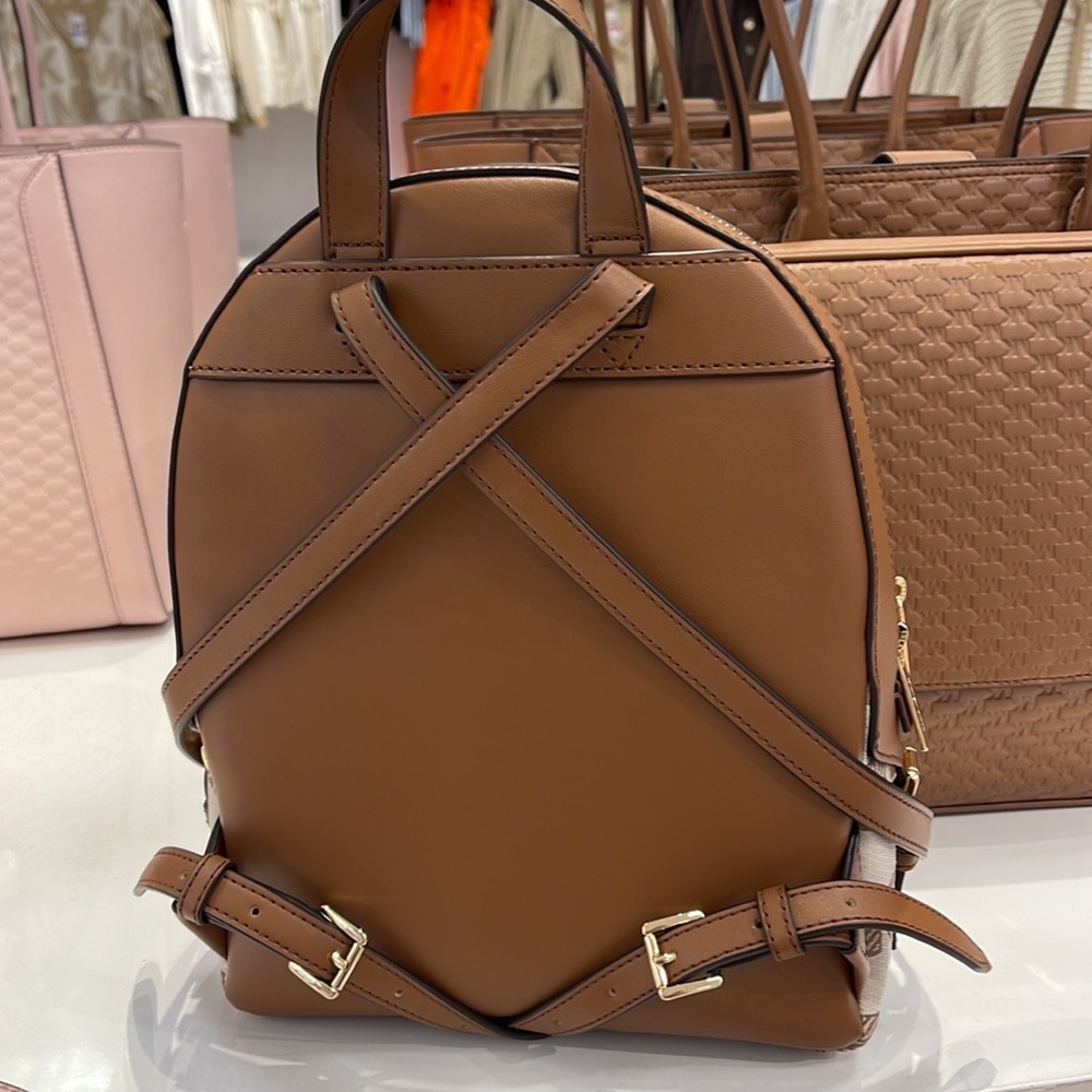 Michael Kors Jaycee Medium Logo Zip Pocket Backpack 

35S3G8TB2J
LUGGAGE - Picture 5 of 16